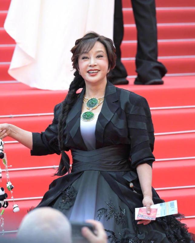 生图：苹果肌下垂鱼尾纹能当眼线41岁唐嫣断崖式衰老！戛纳红毯(图3)