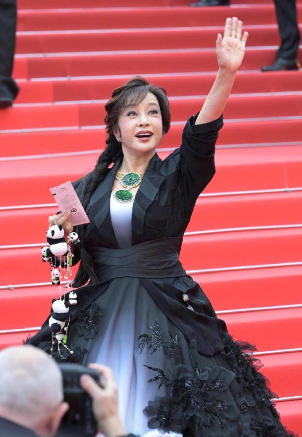 生图：苹果肌下垂鱼尾纹能当眼线41岁唐嫣断崖式衰老！戛纳红毯