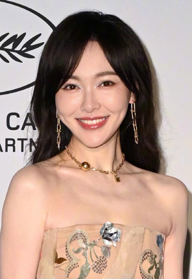 生图：苹果肌下垂鱼尾纹能当眼线41岁唐嫣断崖式衰老！戛纳红毯(图9)